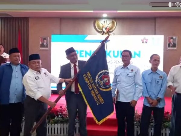 Ketua Plt PWI Provinsi Jawa Barat Danang Donoroso saat memberikan bendera Pataka.