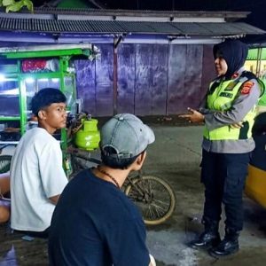 Berikan Edukasi Langsung, Polsek Rengasdengklok Laksanakan Operasi Pembatasan Jam Malam Pelajar