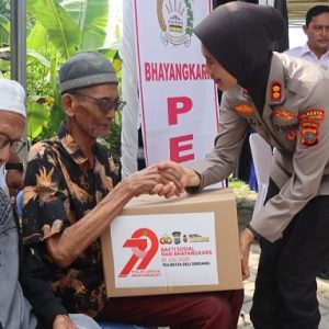 Sambut HUT Bhayangkara, Polresta Deli Serdang Salurkan Air Bersih dan Bagikan Sembako Pada Warga