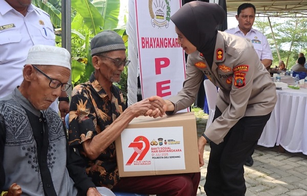 Sambut HUT Bhayangkara, Polresta Deli Serdang Salurkan Air Bersih dan Bagikan Sembako Pada Warga