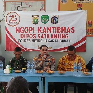 Bangun Kedekatan, Kapolsek Tambora Gelar “Ngopi Kamtibmas” Bersama Warga di Pos Satkamling Krendang