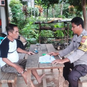 Jelang Pilkades, Bhabinkamtibmas Polsek Nanga Tayap Sambangi Calon Kepala Desa Tajok Kayong