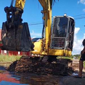 Demi Kenyamanan Warganya, Ketua RT 01 Turunkan Alat Berat Perbaikin Jalan Rusak 