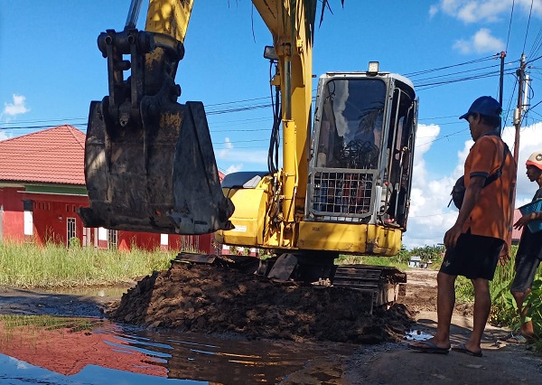 Demi Kenyamanan Warganya, Ketua RT 01 Turunkan Alat Berat Perbaikin Jalan Rusak 