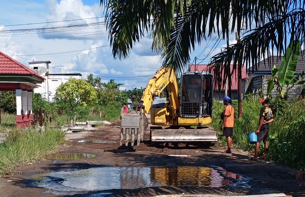 Demi Kenyamanan Warganya, Ketua RT 01 Turunkan Alat Berat Perbaikin Jalan Rusak 