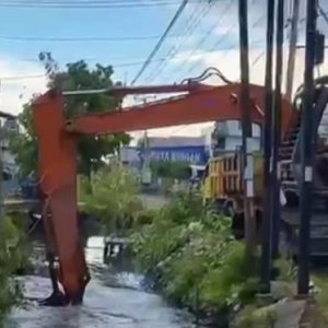 Optimalkan Fungsi Parit dan Sungai, BWS Kalimantan I Lakukan Pemeliharaan Parit dan Sungai 