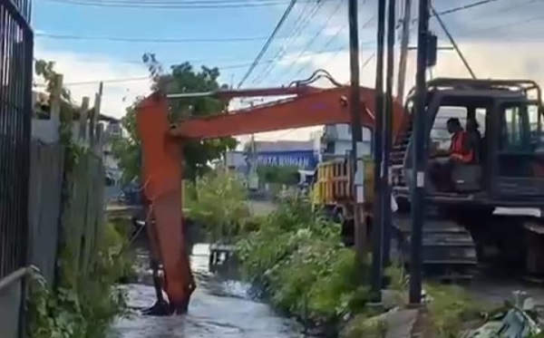 Optimalkan Fungsi Parit dan Sungai, BWS Kalimantan I Lakukan Pemeliharaan Parit dan Sungai 