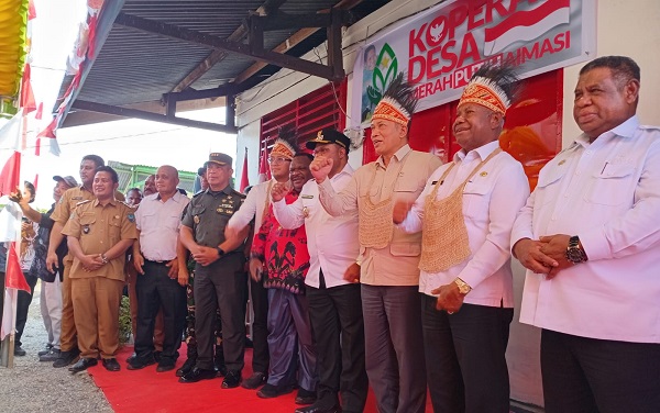 Jadi Soko Guru dari 168 Desa di Manokwari Papua Barat, Wamen Koperasi Resmikan Koperasi Desa Merah Putih di Desa Aimasi Prafi