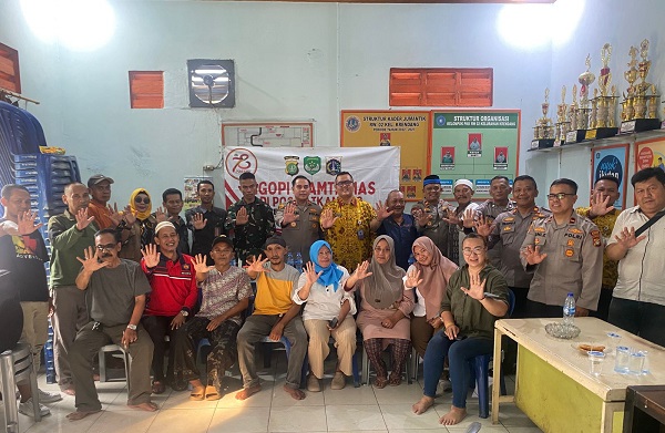 Bangun Kedekatan, Kapolsek Tambora Gelar "Ngopi Kamtibmas" Bersama Warga di Pos Satkamling Krendang