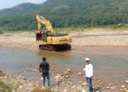 PT SBJ Kerahkan Alat Berat Buka Akses Irigasi Sawah di Sungai Cidikit