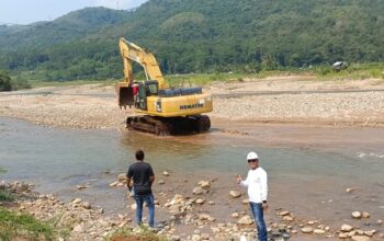 PT SBJ Kerahkan Alat Berat Buka Akses Irigasi Sawah di Sungai Cidikit