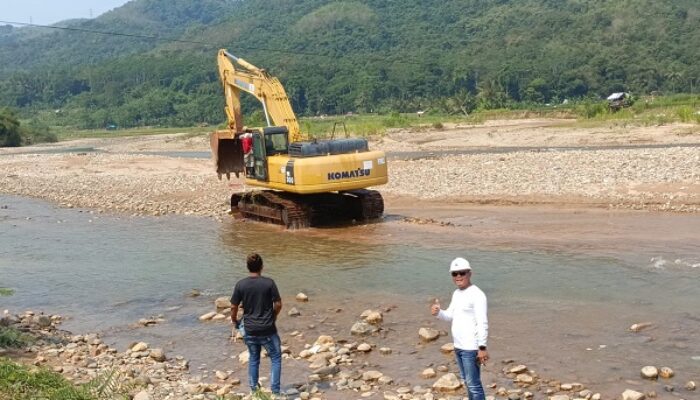 PT SBJ Kerahkan Alat Berat Buka Akses Irigasi Sawah di Sungai Cidikit