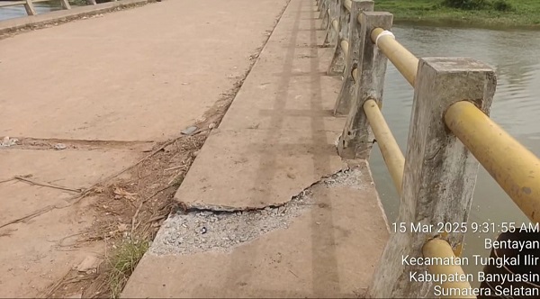 Kekecewaan Warga Melihat Jembatan Kebun Bentayan Tak Kunjung Dipebaiki