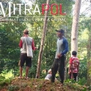 Tradisi Gotong Royong, Warga Kampung Dungkuk Bersihkan TPU 