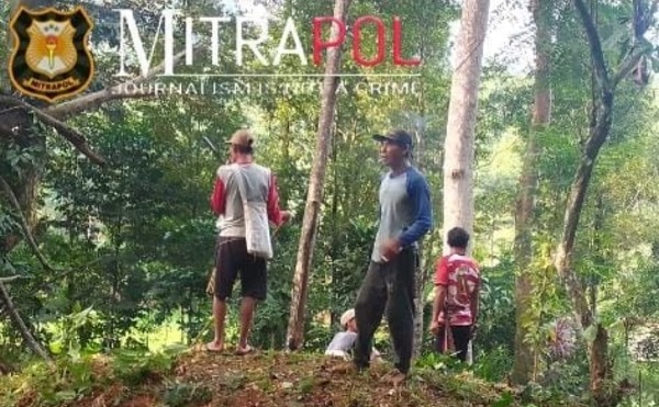 Tradisi Gotong Royong, Warga Kampung Dungkuk Bersihkan TPU 