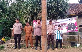 Sambut HUT Bhayangkara ke-79 Polsek Bojongmanik Gelar Lomba Panjat Pinang di Pelosok Desa
