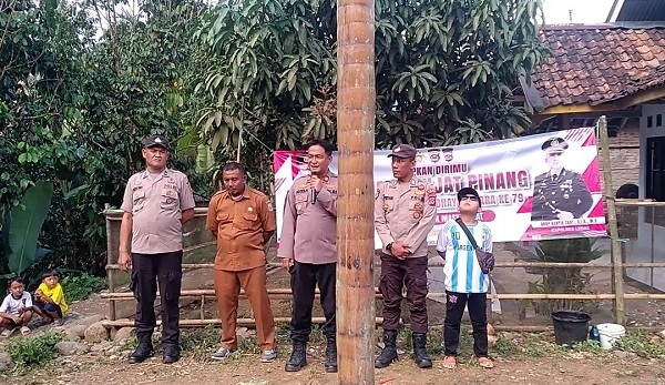 Sambut HUT Bhayangkara ke-79 Polsek Bojongmanik Gelar Lomba Panjat Pinang di Pelosok Desa