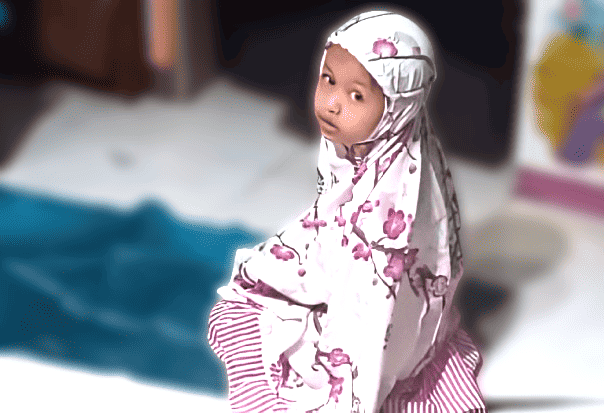 Ayah Muslim membimbing anak perempuannya dalam shalat