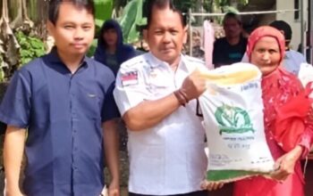 Penyaluran bansos beras di Kantor Desa Cirinten, Lebak-Banten