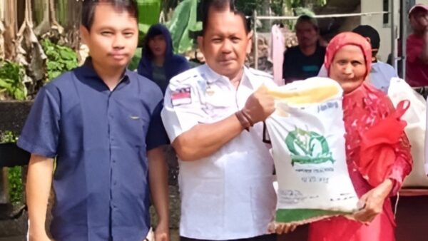 Penyaluran bansos beras di Kantor Desa Cirinten, Lebak-Banten