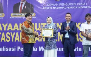 Bupati Serang Ratu Zakiyah menerima KNPI Award 2025