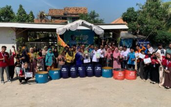 Mahasiswa dan masyarakat Kota Serang melakukan aksi bersih-bersih dan penanaman pohon dalam acara Clean Up & Go Green