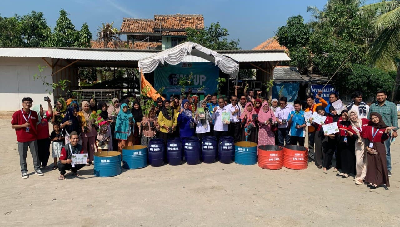 Mahasiswa dan masyarakat Kota Serang melakukan aksi bersih-bersih dan penanaman pohon dalam acara Clean Up & Go Green