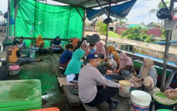Aiptu Turdi saat memberi imbauan kepada pedagang ikan di pesisir Ketapang