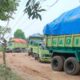 truk proyek dan alat berat sedang beroperasi di lokasi galian tanah merah Lebak