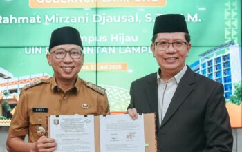 Gubernur Lampung Rahmat Mirzani menyerahkan hibah lahan kepada UIN Raden Intan