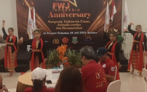 Ketua FWJ Indonesia Opan saat memberikan sambutan di HUT ke-6 FWJ Indonesia