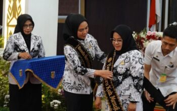 Ibunda Guru Provinsi Lampung Purnama Wulan Sari kukuhkan Hj. Elviana sebagai Ibunda Guru Kabupaten Mesuji
