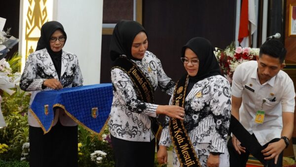 Ibunda Guru Provinsi Lampung Purnama Wulan Sari kukuhkan Hj. Elviana sebagai Ibunda Guru Kabupaten Mesuji