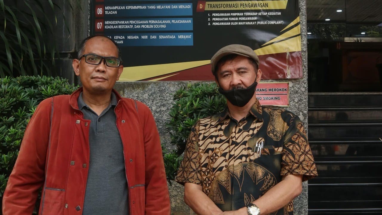 Indra Gumilar saat melapor ke Polda Metro Jaya didampingi kuasa hukum