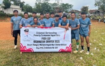 Kepala Desa Datarcae Andi Suhandi bermain sepak bola dalam PHBN Cup 2025