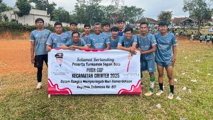 Kepala Desa Datarcae Andi Suhandi bermain sepak bola dalam PHBN Cup 2025