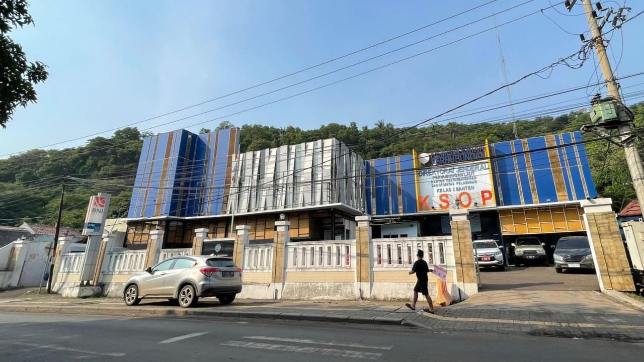 Proses pemotongan kapal MV Golden Pearl 9 di Serang