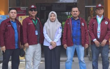 Mahasiswa KKN IAI Darul Amal berdiskusi dengan pegawai Kecamatan Metro Timur