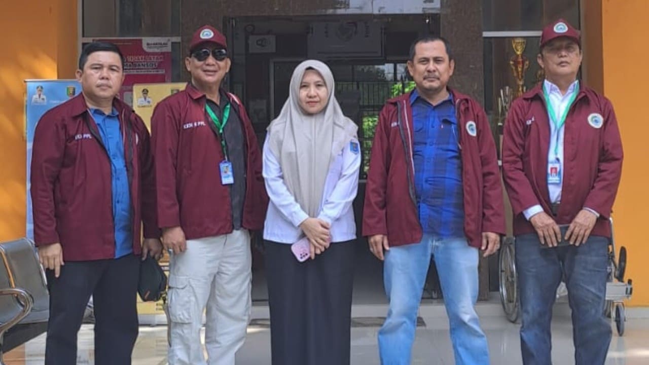 Mahasiswa KKN IAI Darul Amal berdiskusi dengan pegawai Kecamatan Metro Timur