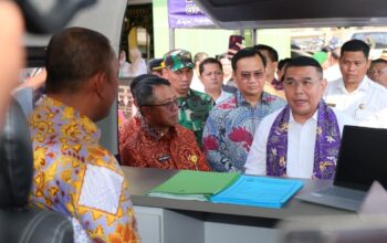Wamen ATR Ossy Dermawan serahkan sertipikat kepada warga Tangerang