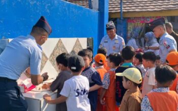 TNI AU membagikan makanan bergizi gratis di Hari Anak Nasional