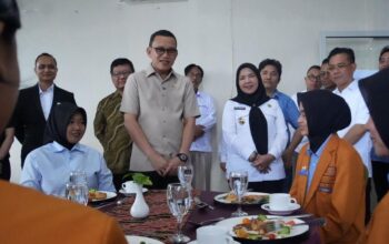 Menteri Abdul Kadir Karding saat kunjungan ke pusat pelatihan PMI di Bandar Lampung
