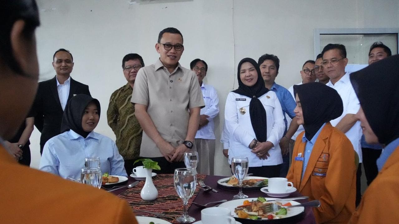 Menteri Abdul Kadir Karding saat kunjungan ke pusat pelatihan PMI di Bandar Lampung