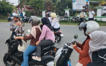 Petugas Satlantas Polres Ketapang saat melakukan penindakan Operasi Patuh Kapuas 2025