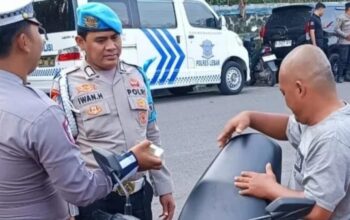Petugas Satlantas Polres Lebak saat menindak pengendara dalam Operasi Patuh Maung