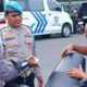 Petugas Satlantas Polres Lebak saat menindak pengendara dalam Operasi Patuh Maung