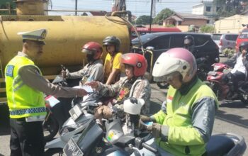 Petugas Operasi Patuh Toba 2025 beri edukasi kepada pengendara di Simpang Pos Medan