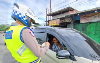 Penindakan pelanggaran lalu lintas oleh polisi dalam Operasi Patuh Toba 2025 di Medan