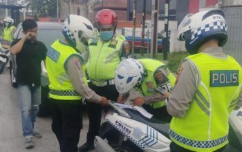 Petugas Satlantas tertibkan parkir liar dalam Operasi Patuh Toba 2025 di Medan