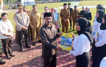 Ketua DPRD Ahmad Jani menyerahkan SK pelantikan PPPK secara simbolis